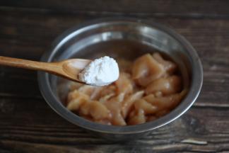 放入1勺的淀粉，将它们搅拌均匀，腌制10分钟备用。