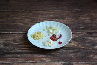 . 葱姜切成碎，蒜切成片，辣椒切成段。