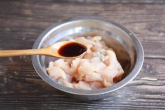 放入1勺的生抽。