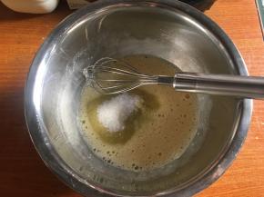 盆中磕入鸡蛋搅散，加入糖搅打至融化；