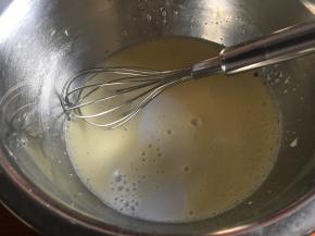 加入三分之一牛奶，搅拌均匀；