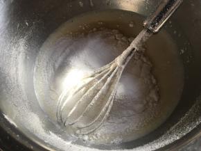 筛入低筋面粉搅拌均匀；