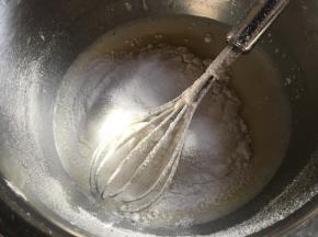 筛入低筋面粉搅拌均匀；
