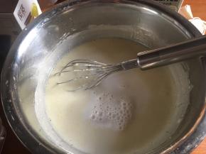 加入剩余牛奶搅拌均匀；