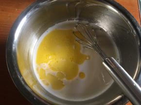 倒入融化好的黄油，充分搅拌均匀；