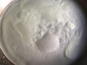 稍定型后将多余的面糊倒出，煎至饼皮皮冒小泡；注意：将多余面糊倒出是饼皮薄的关键，所以一定要注意此地方面糊定型状态；