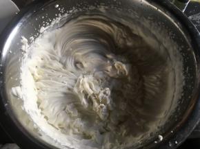 盆中入淡奶油，加入砂糖，打发淡奶油至八分，有直立小尖角；