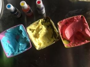 取出少量奶油，并进行调色；我是调了三个基础色，然后可以两两混合成其他色；