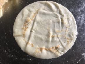 重复煎饼皮操作；然后依次将饼皮用慕斯圈压成大小一样的形状（对成品形状无要求可忽略）