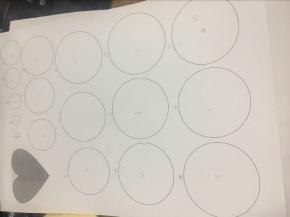 前期准备：画出你想要爱心的形状、每层的大小，并裁剪出相应纸片、标出层数；并用剪刀剪成小纸片