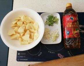 土豆切块 葱白切碎 蒜切碎 葱绿切小圈