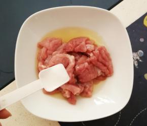 放入盐调味 拌匀静置20分钟