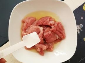 放入盐调味 拌匀静置20分钟