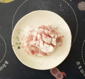 将腌好的肉裹上淀粉