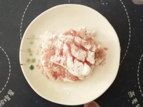 将腌好的肉裹上淀粉