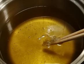 炸锅放入花生油 加热7分热