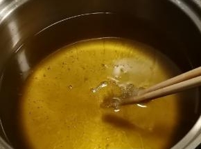 炸锅放入花生油 加热7分热