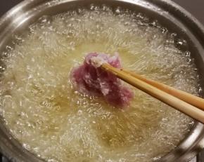 放入肉块 炸至金黄色 捞出控油