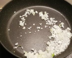 另取一个炒锅 放入1汤匙底油 爆香葱蒜末