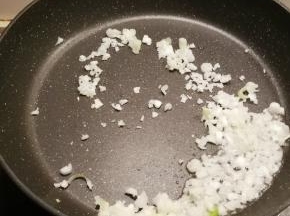 另取一个炒锅 放入1汤匙底油 爆香葱蒜末