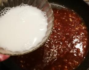 倒入水淀粉勾芡 小火煮制浓稠