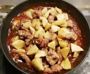 放入炸好的荔枝肉和土豆块保持小火 翻炒入味