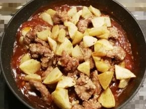 放入炸好的荔枝肉和土豆块保持小火 翻炒入味