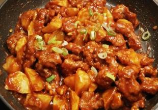 最后加几滴白醋 撒上葱花  出锅