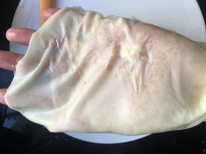 用刮刀刮饼皮边边，倒扣脱模，并湿纱布（保鲜膜）盖住