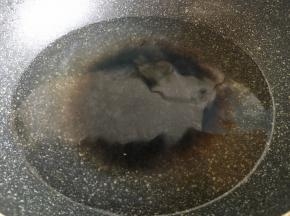 锅中放入适量清水，大火烧开；