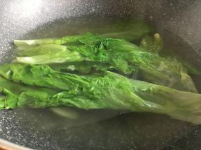 水开，放入生菜焯30秒；