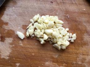 大蒜切成蒜末；