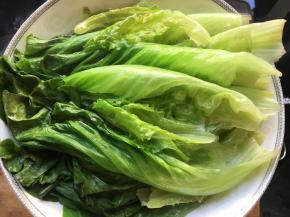 取出过凉水，沥干水份摆入碗中；