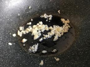 油热倒入蒜末爆香；