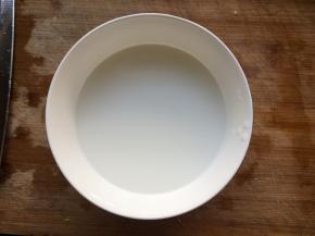 调制一碗水淀粉备用；