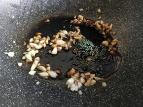 爆香后倒入蚝油、少许鸡精，翻拌均匀；