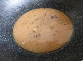 倒入水淀粉；