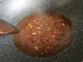 倒入剁辣椒，大火烧开至汤汁浓稠关火；