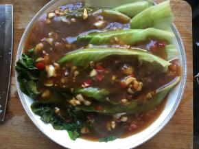 将蒜泥酱倒入生菜碗中即可；