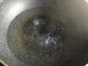 锅内放入适量清水烧开；