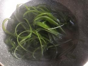 水开放入海带，重新烧开继续烫大约3分钟捞出过冷水；