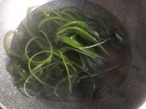 水开放入海带，重新烧开继续烫大约3分钟捞出过冷水；