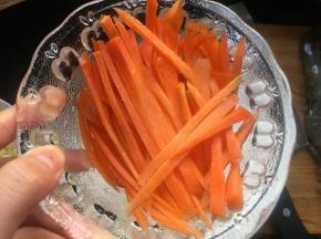 胡萝卜切丝备用；