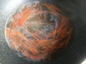 继续倒入胡萝卜，烫至变色，同样捞出过凉水备用；