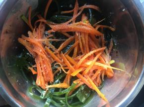 将过好凉水的海带丝和胡萝卜丝放入同一盆中，倒入生抽、醋、香油、白糖、盐搅拌均匀，