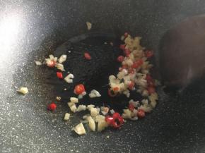 放入生姜、大蒜、辣椒，爆香；