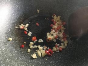 放入生姜、大蒜、辣椒，爆香；