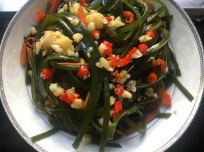 将搅拌好的海带丝装盘，盖上爆香的调料，撒上葱丝、白芝麻即大功告成；