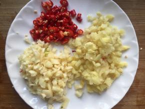 生姜、大蒜、红辣椒，切碎备用；