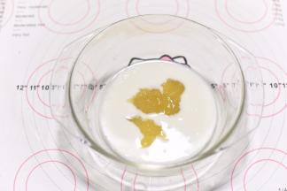 将牛奶与蜂蜜混合。